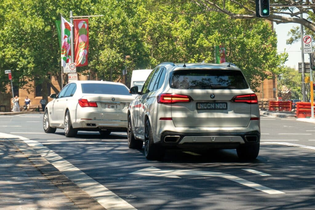 Cars in a left turning lane preparing to make a turn